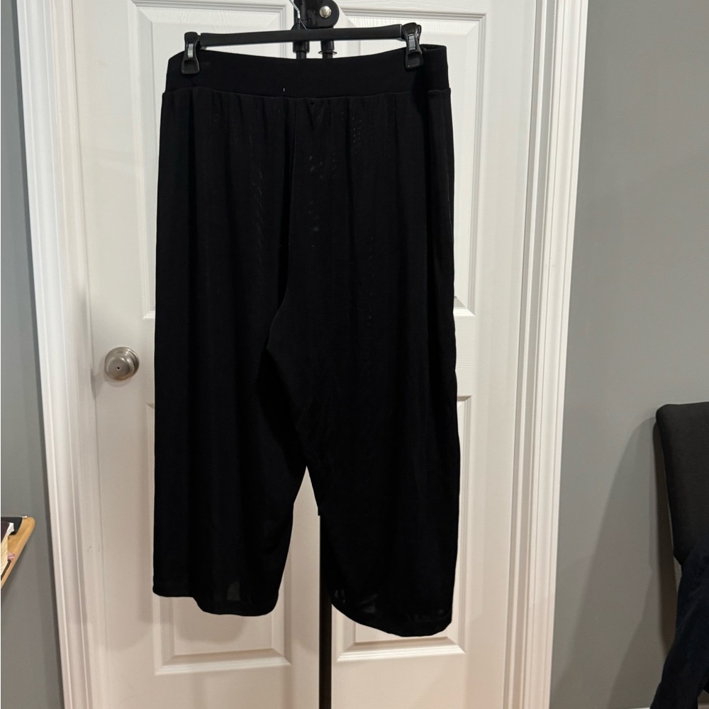 Women’s black Capri pants